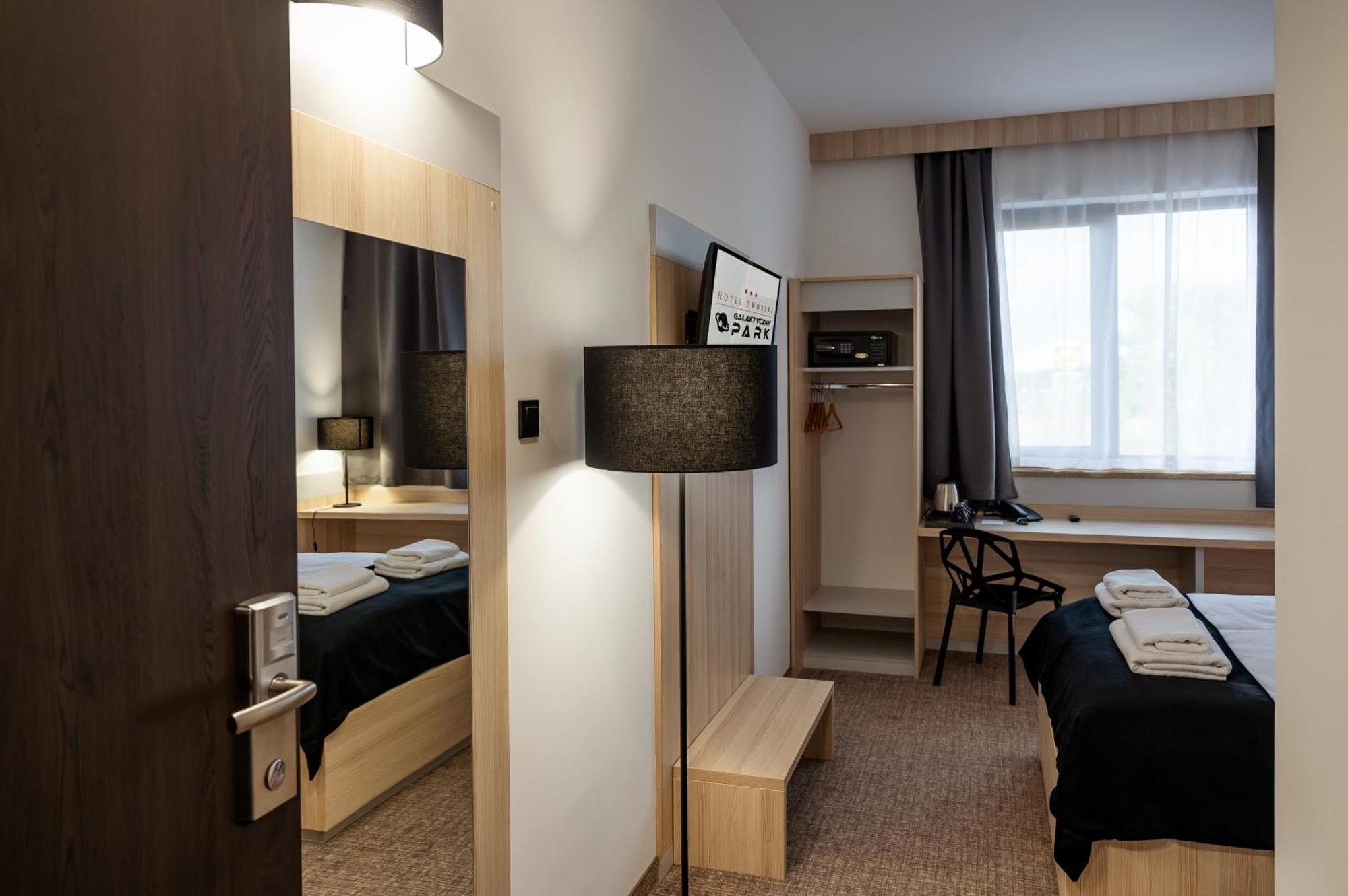 Hotel Dworski Galaktyczny Park Warzymice Dış mekan fotoğraf