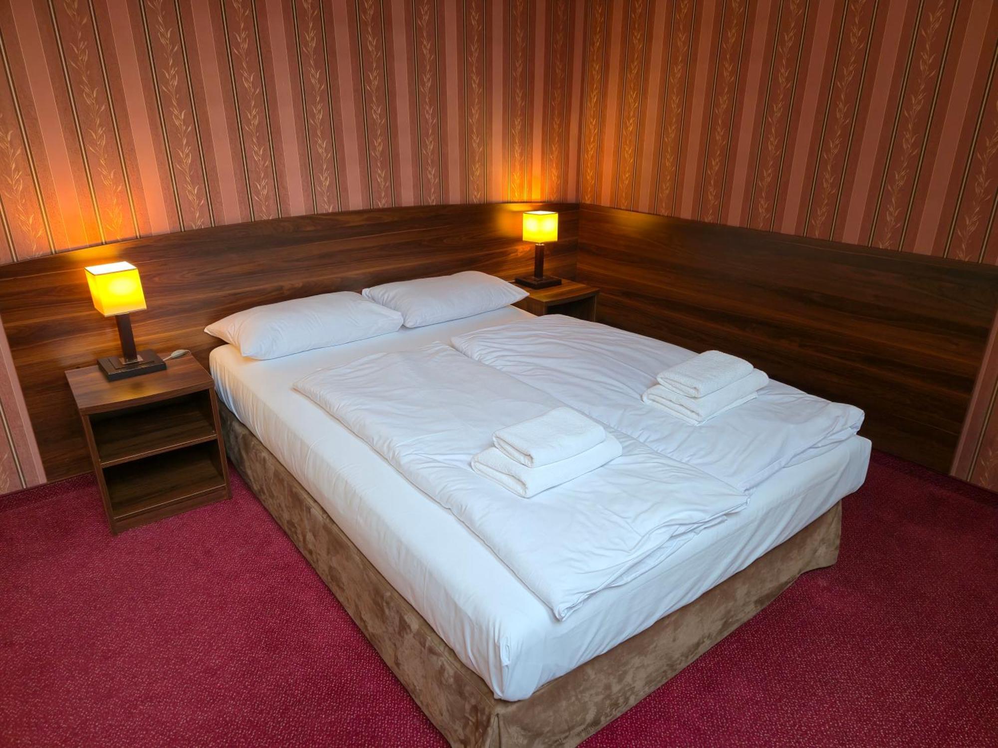 Hotel Dworski Galaktyczny Park Warzymice Dış mekan fotoğraf