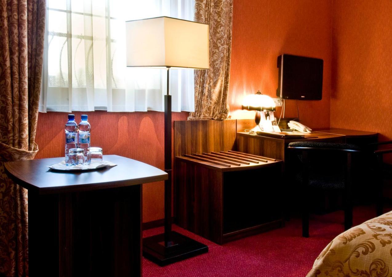 Hotel Dworski Galaktyczny Park Warzymice Oda fotoğraf