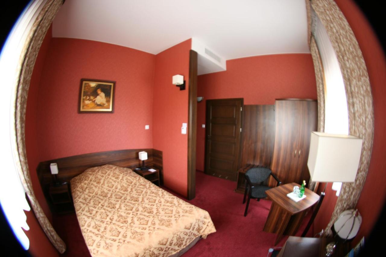 Hotel Dworski Galaktyczny Park Warzymice Oda fotoğraf
